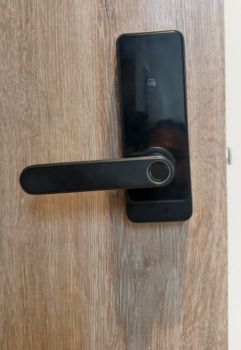 Cerradura digital con lector de huella y tarjeta en la puerta principal