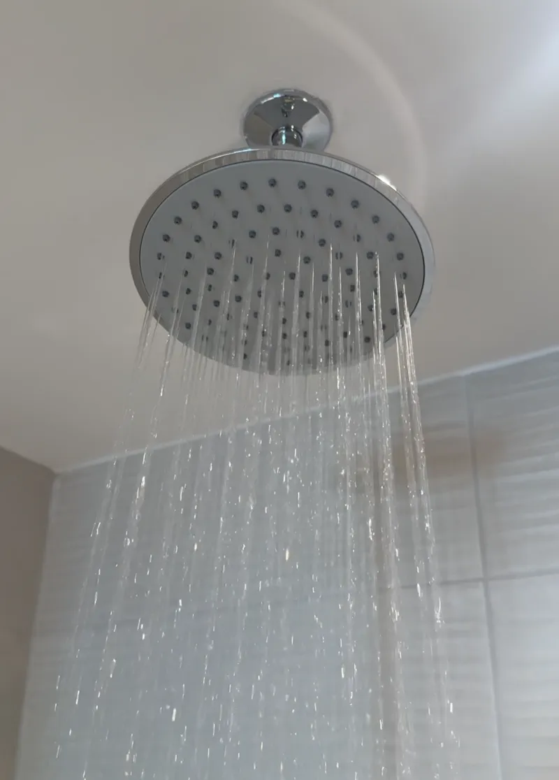 Ducha tipo lluvia del baño, con agua corriendo