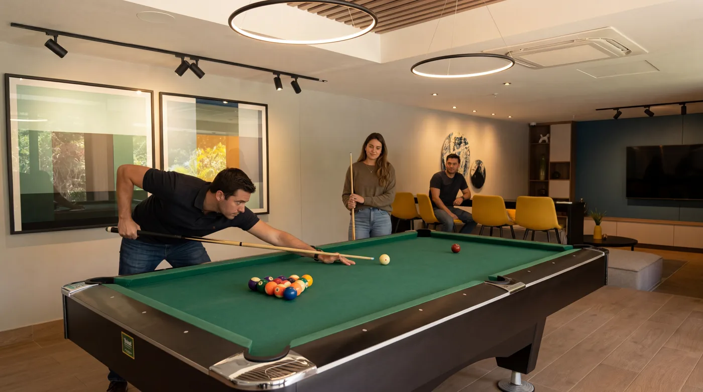 Sala de billar del lounge social, con residentes jugando