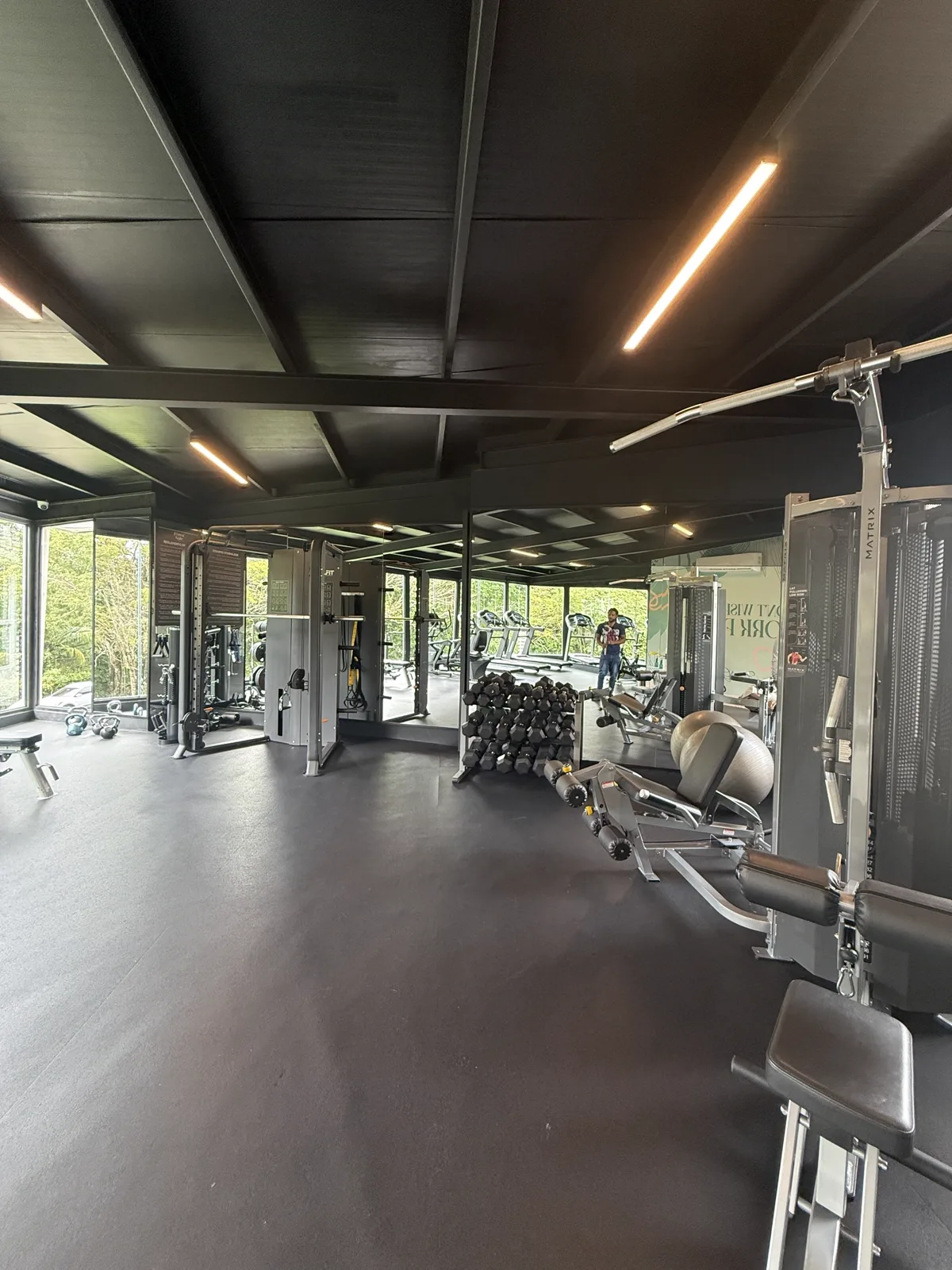 Gimnasio de alto rendimiento con equipo Matrix