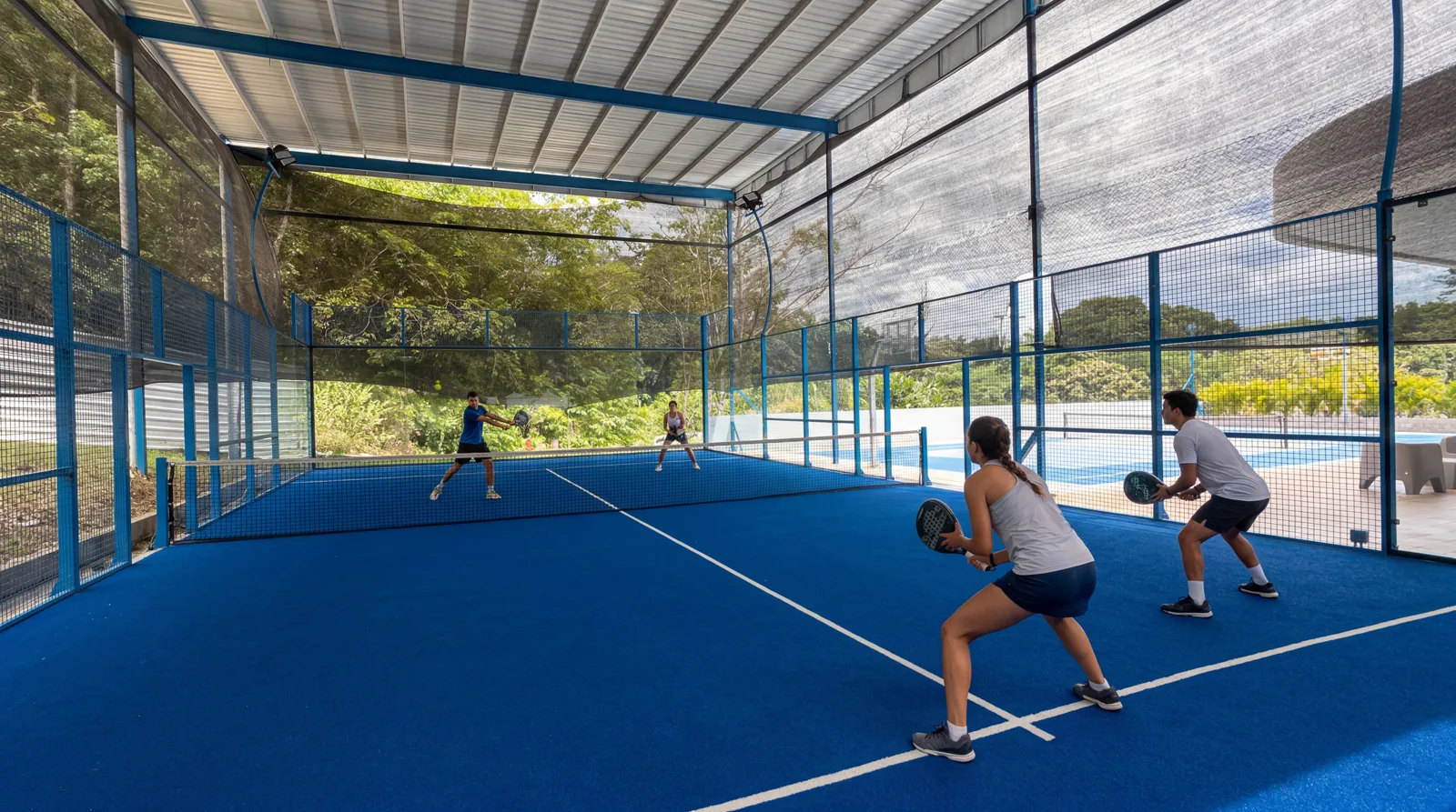 Partido de pádel en la cancha techada de Forest Gate, con el bosque de fondo