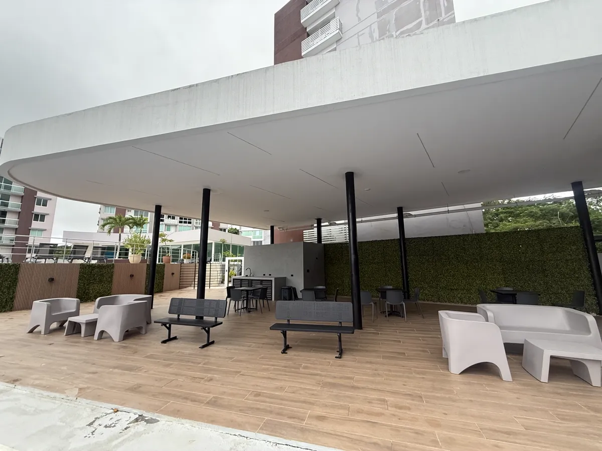 Rancho techado con lounge y barra, junto a las canchas del club