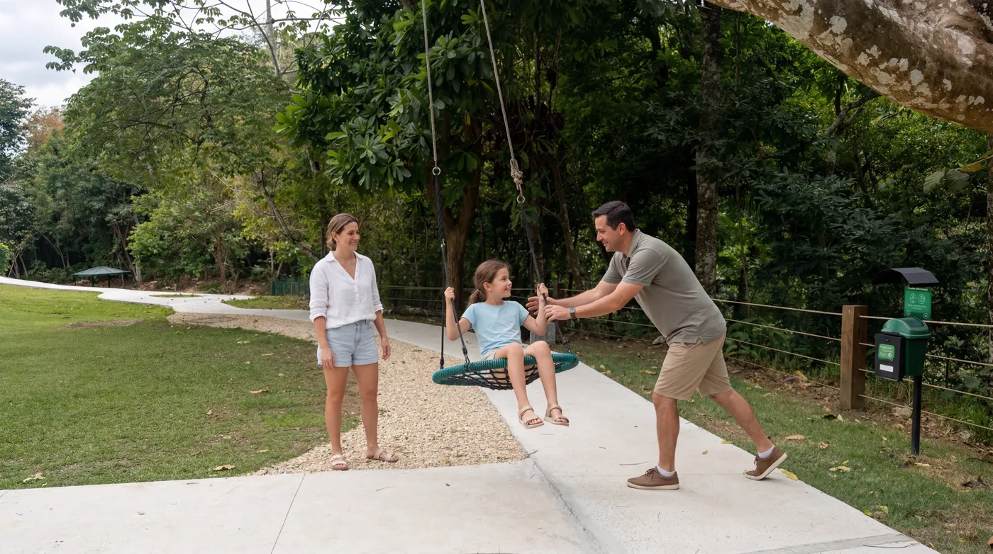 Familia jugando con el columpio del sendero, rodeada de bosque