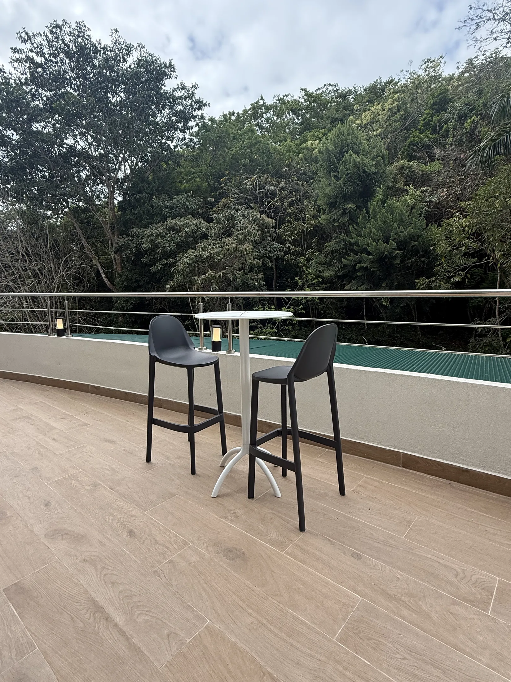 Terraza y piscina de Forest Gate, rodeada de bosque
